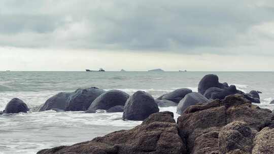 大海边的岩石海浪