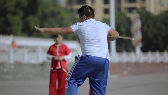 武术视频城市广场上练习武术小胖子耍棍