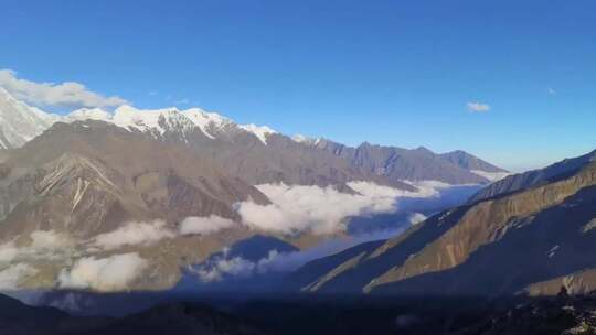 贡嘎雪山云海环绕雪景山脉冬季山顶全景治愈