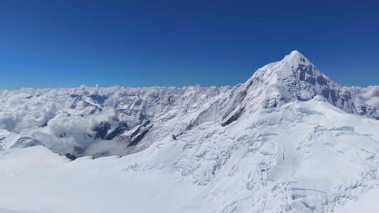 川西航拍中山峰贡嘎雪山壮丽景色