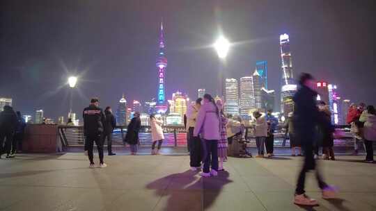 上海外滩游客在游玩拍照延时摄影夜景视频素视频素材模板下载
