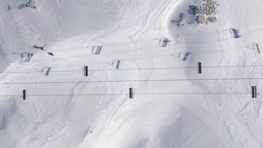 滑雪场的缆车