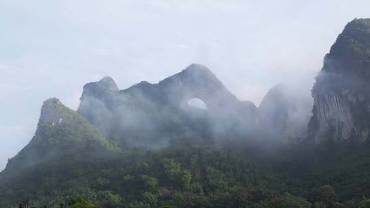 云雾缭绕的秀丽山峰自然景观