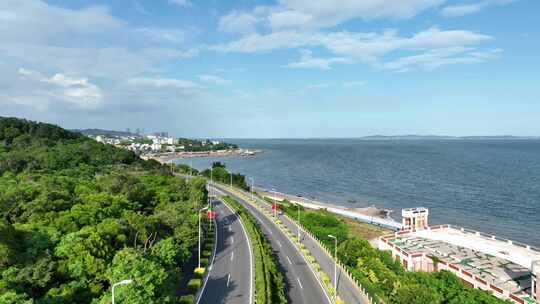 汽车行驶在海边公路航拍厦门海岸线沿途风景