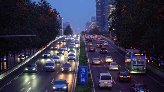 中国北京市夜晚汽车车流交通景观