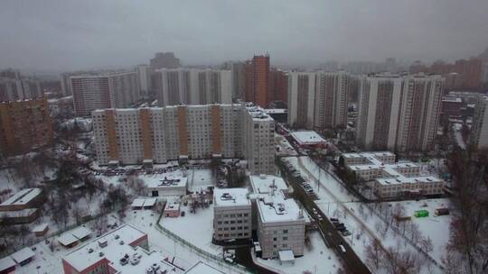 积雪覆盖的建筑物街道畅通无阻