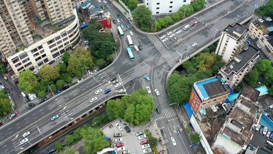 城市十字交叉路口车流航拍