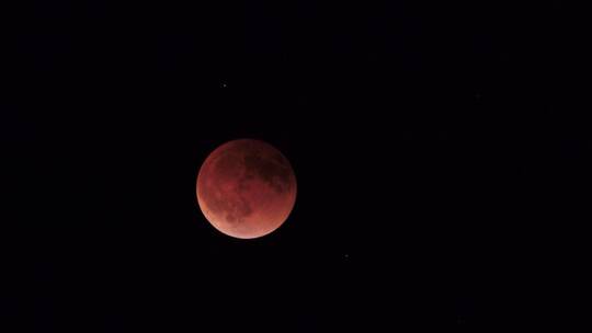 天文望远镜粉红色月球缓慢移动