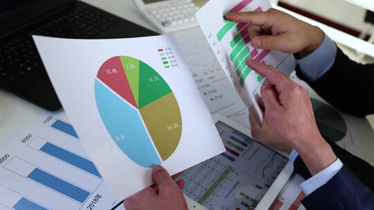 财务报表分析和数据统计的商人视频素材模板下载