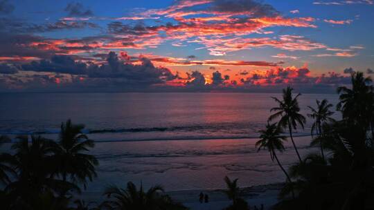 背景是日落时的海滩