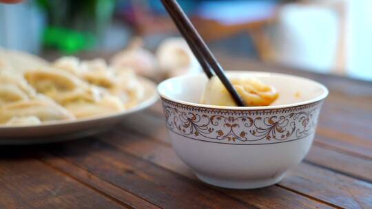 中餐美食饺子蘸上调料视频素材模板下载