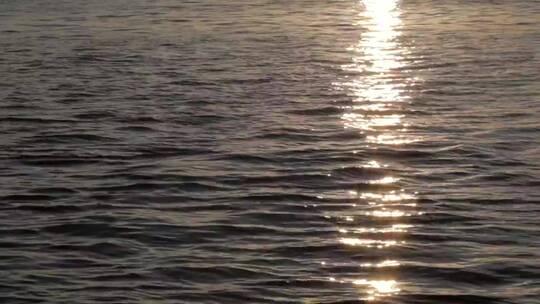 日落映照着海洋的涟漪