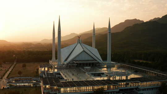 巴基斯坦伊斯兰堡日落时分的费萨尔清真寺全视频素材模板下载