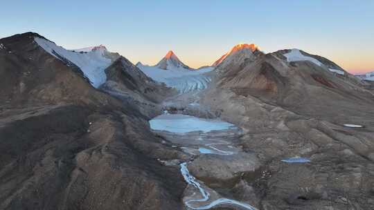 西藏日喀则国王峰普拉喜琼雪山日照金山航拍