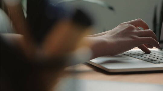 女人在笔记本电脑键盘上打字的特写镜头视频素材模板下载