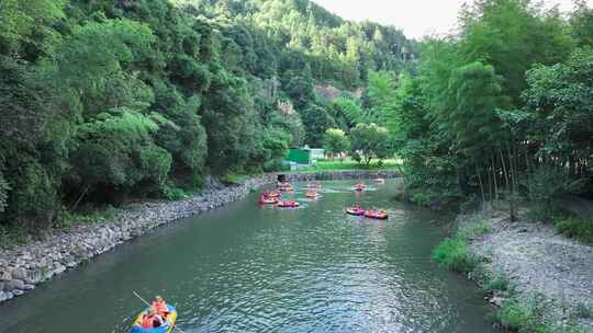 夏季天漂流玩水清凉避暑丛林降温峡谷航拍