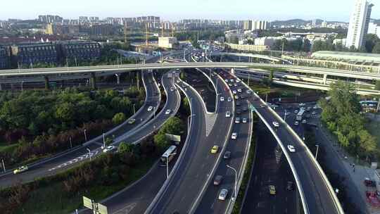 4K - 航拍城市高速公路立交桥上的车流