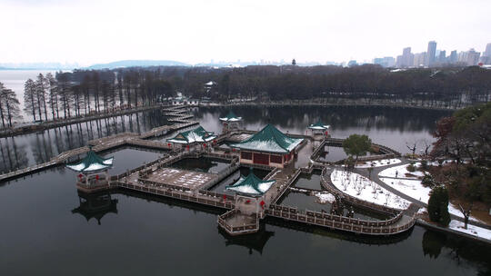 航拍武汉5A级旅游景区东湖碧潭观鱼冬天雪景视频素材模板下载