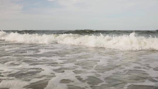 海浪冲击着海岸视频素材模板下载