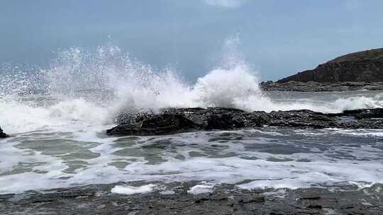 海浪拍打着岩石