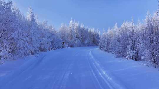 航拍森林雾凇山间冰雪道路