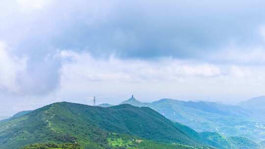 夏季晴天阳光下的山顶云海