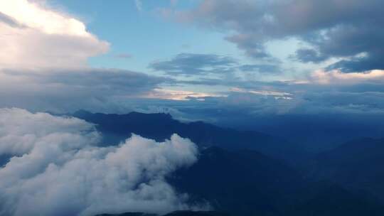 清晨云海日出云层山顶山林山峰云雾缭绕风景