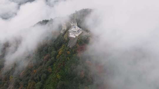 雾中的历史清真寺