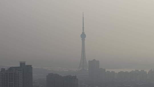 雾霭天气下的洛阳地标建筑4k