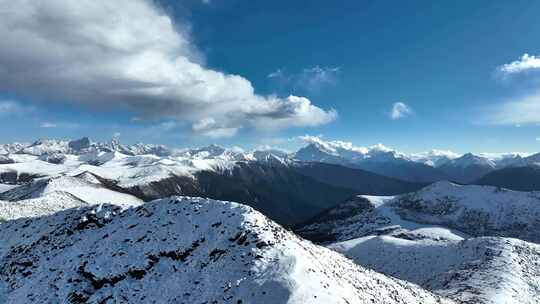 川藏线318国道色季拉山垭口周围的雪山