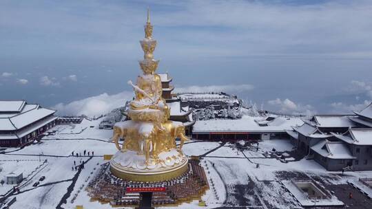 航拍佛教名山四川峨眉山金顶大佛，云雾缭绕视频素材模板下载