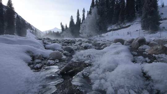 新疆冬季山区雪景河流