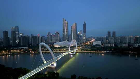 南京河西南京眼步行桥奥体双子塔的夜景风光视频素材模板下载