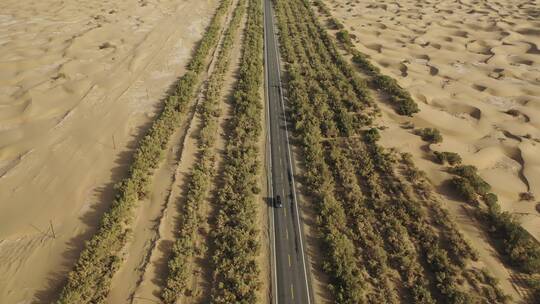 新疆塔克拉玛干沙漠民丰到轮台石油公路航拍