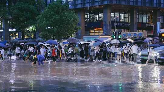 升格城市暴雨内涝下班高峰