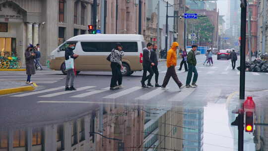 雨季行人过马路路口慢镜头