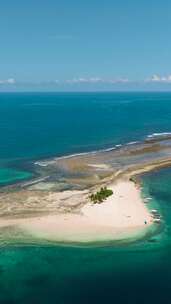 热带岛屿与水环绕的沙滩菲律宾