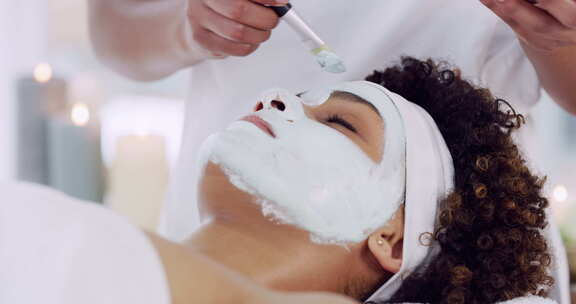 一个年轻女人在美容水疗中心做面部护理