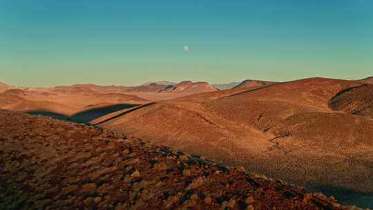 红褐色地质地貌荒漠山丘