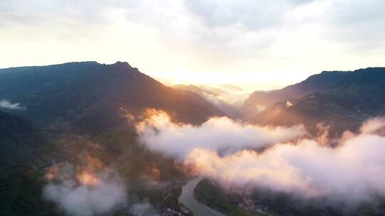 4K航拍清晨云雾缭绕大山日出风景2