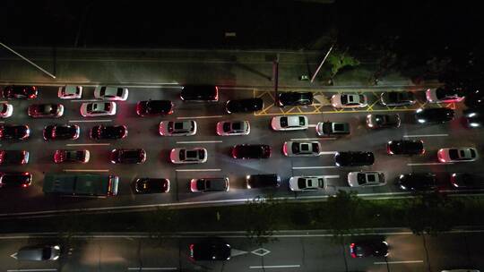 夜晚拥堵的城市道路航拍