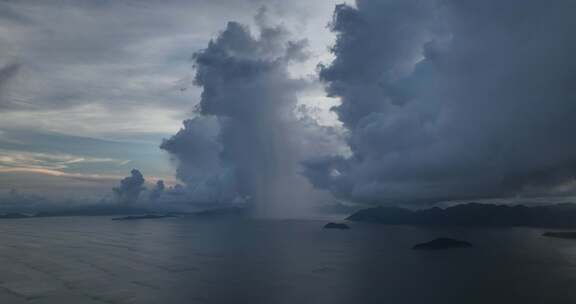 沿海傍晚云幡雨