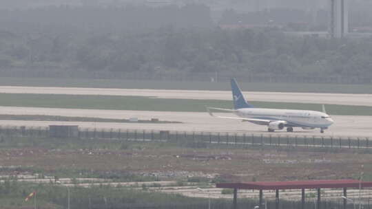 地拍武汉天河机场飞机起飞降落长焦全景视频素材模板下载