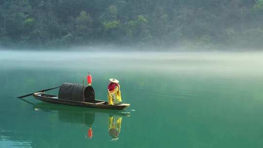 慢镜头升格湖南郴州旅游晨雾东江湖撒网渔民