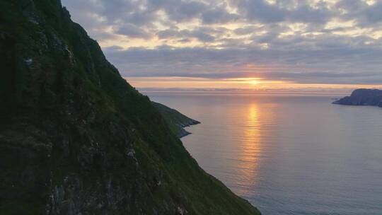 山和海边的夕阳