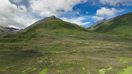 航拍四川甘孜白玉县纳塔乡七彩草原牧场风光