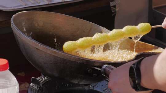 煮焦糖做水果特写中国冬季甜品汤葫芦街美食