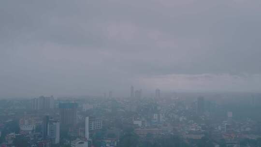 云层笼罩，雨层来去的城市建筑远景