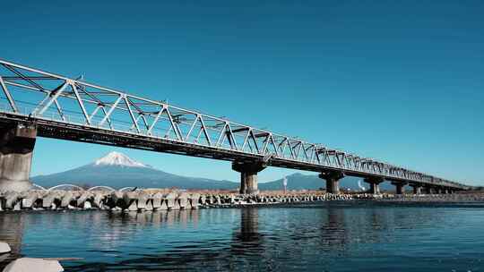 富士山远景下的水域及桥梁