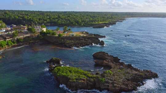 加勒比海博卡德尤马锯齿状的海岸线和河口